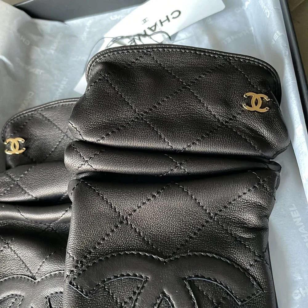 Chanel black leather classic gold logo quilted gloves winter sz 7.5